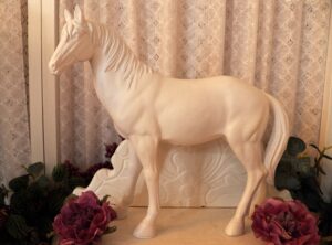 Häst staty vit