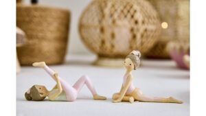 Yoga flicka på rygg, ben upp