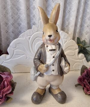 Gammaldags Kaninpojke med bok och väska