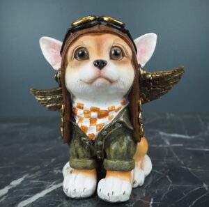 Caliban Chiwawa hund med pilotmössa och vingar